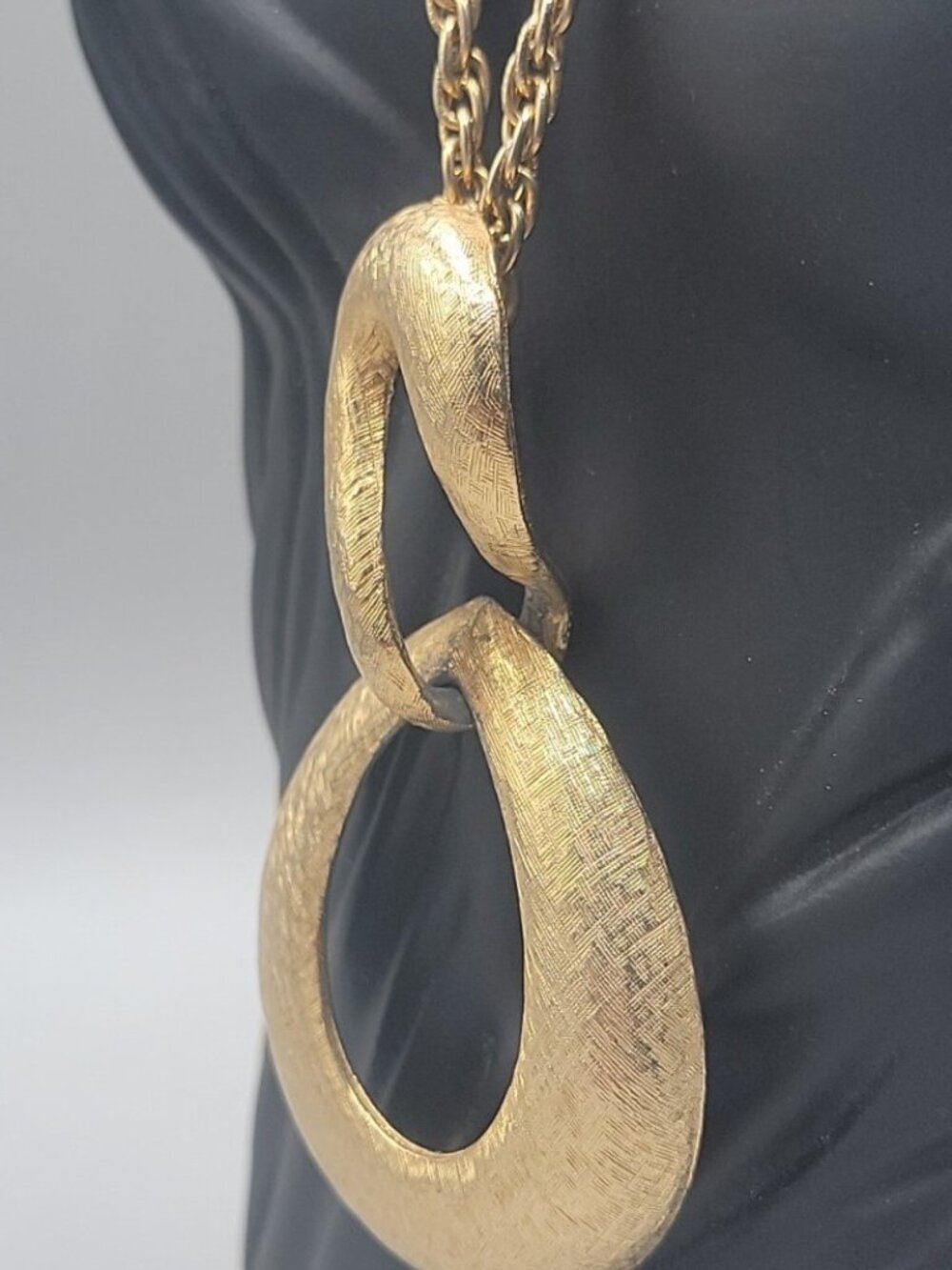 Vintage Lisner Figure 8 Pendant Necklace Textured Gold Tone - Picture 10 of 15